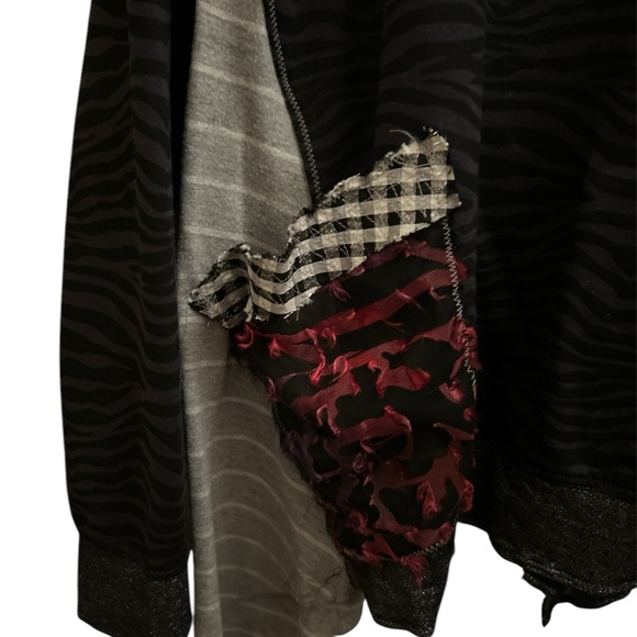 Mona Beautiful cool shirt. Two pockets with different types of fabric. - Picture 5 of 7